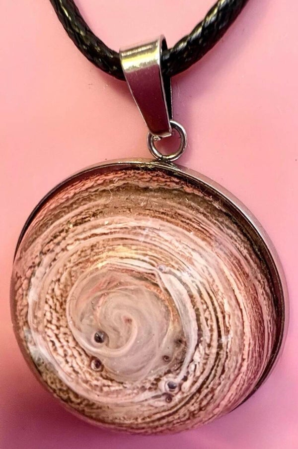 Stunning Petri Resin Pendant Necklace