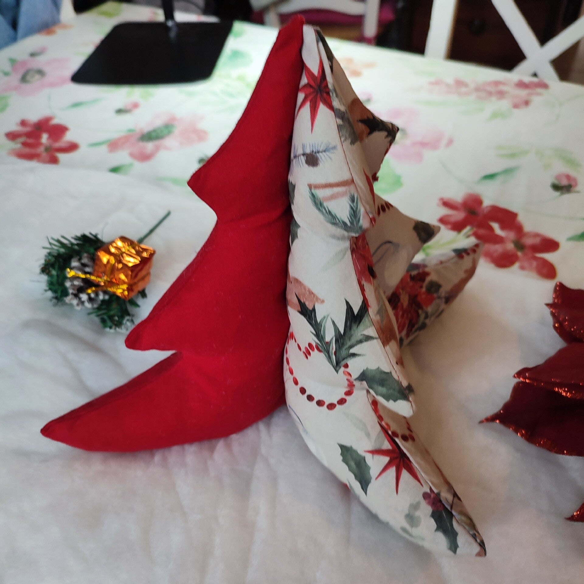 Sapin en tissu rouge