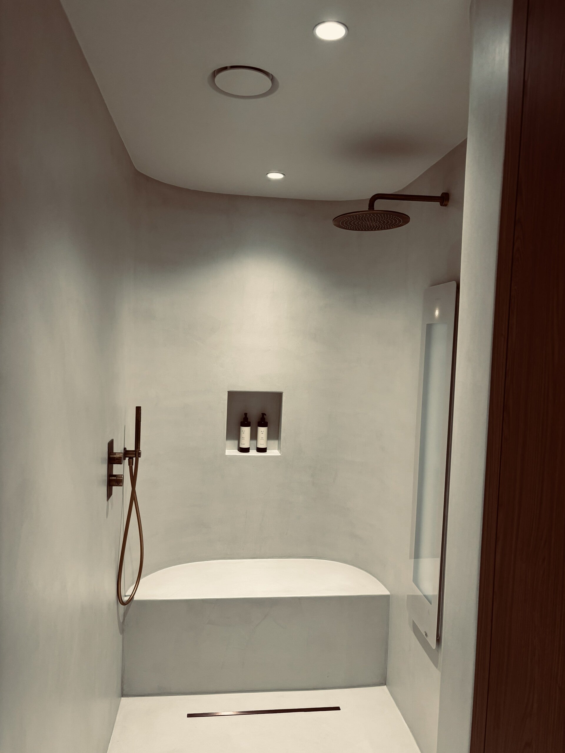 ronde-douche-in-microcement