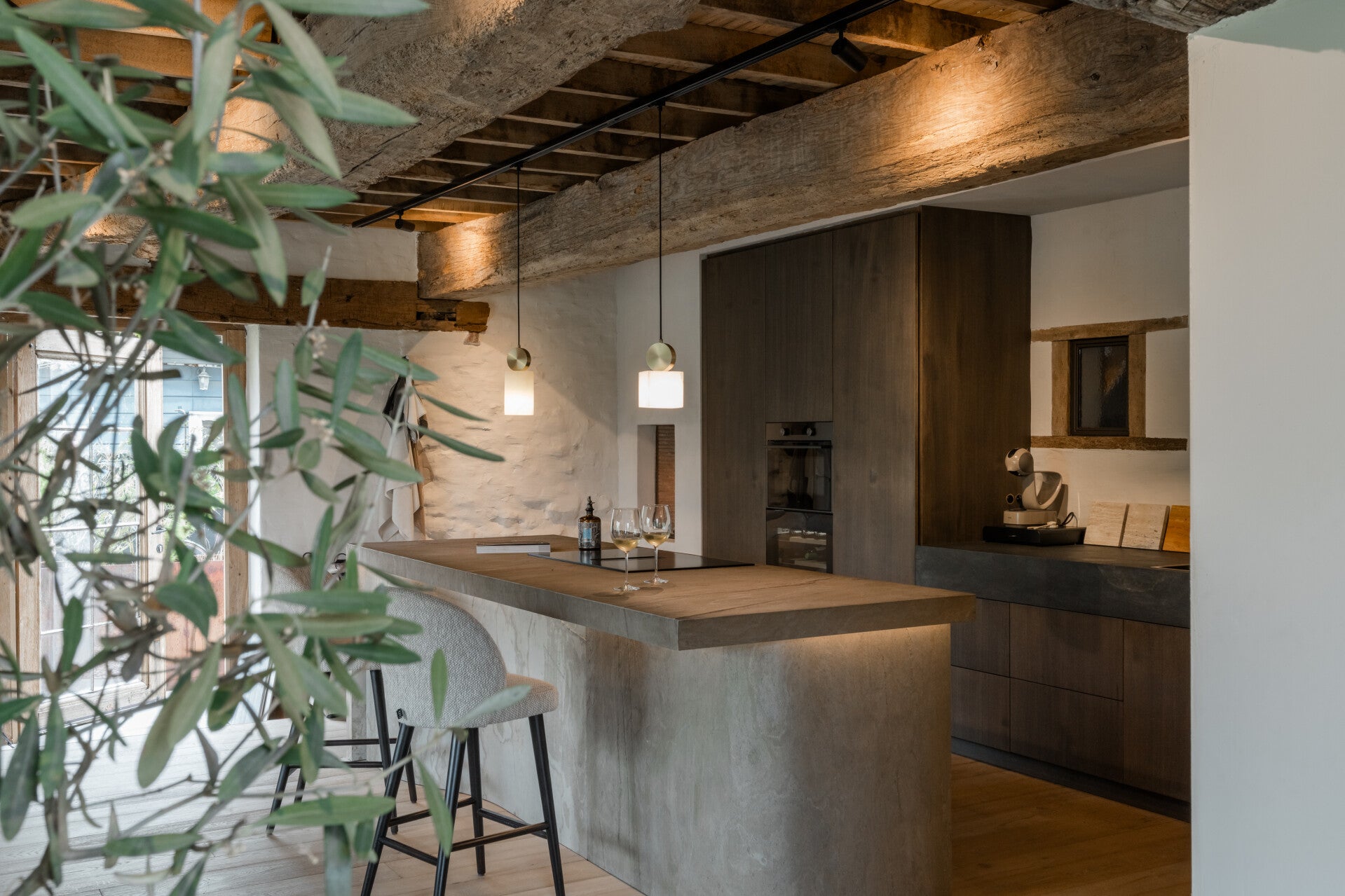 Wabi sabi interieur in woonkamer, toonbeeld van perfecte imperfectie in je interieur