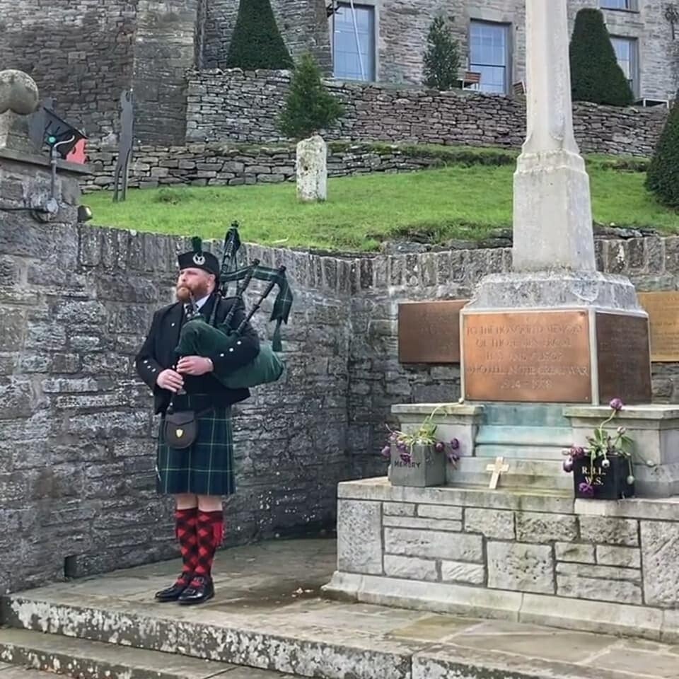 highland-piper-in-hay-on-wye-south-wales-standard.jpg