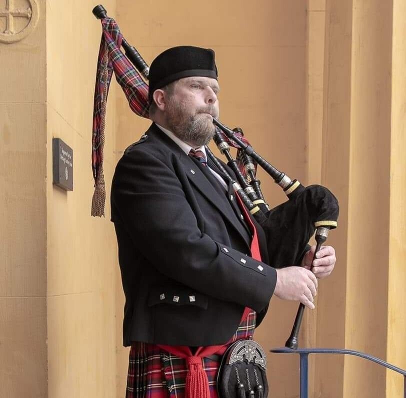 thehighlandbagpiper-standard-tt9fzl.jpg