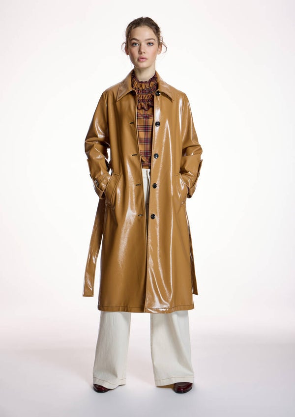 Trench largo camel efecto charol Alba Conde