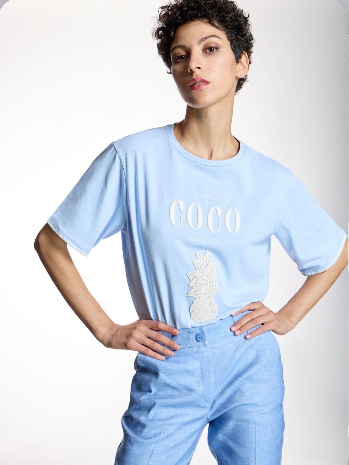 Camiseta celeste piña Alba Conde