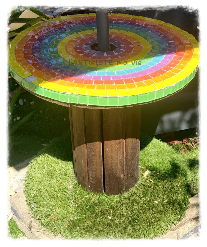 Petit touret en mosaïque en haut et gazon artificiel en bas