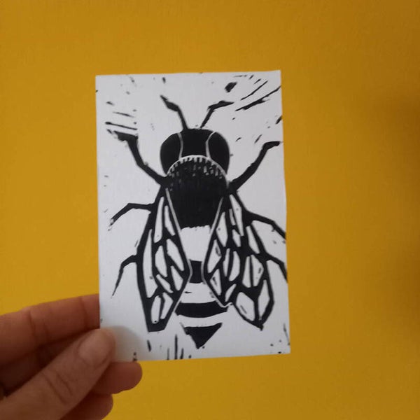 ansichtkaart - Bij in zwart