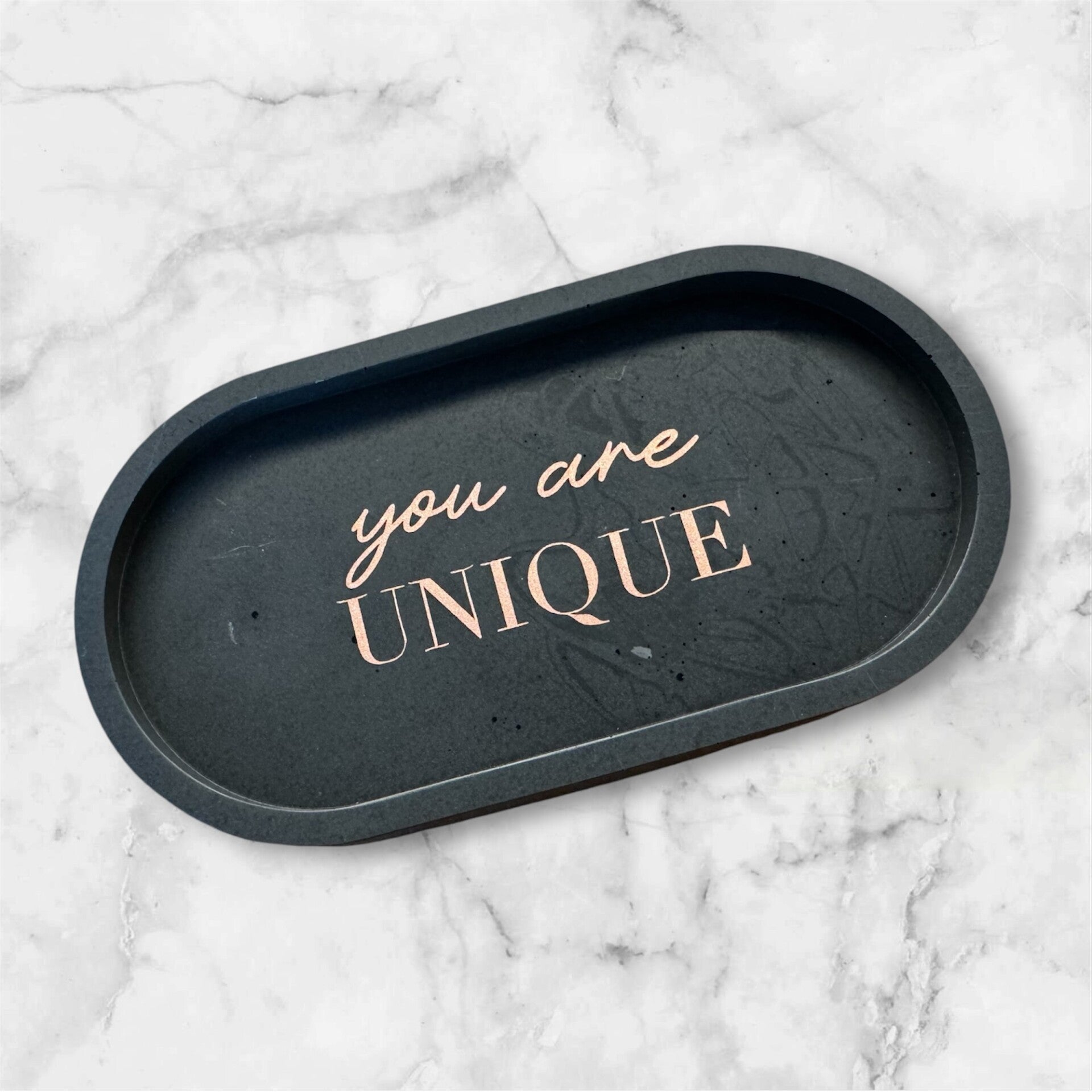 Zwarte tray “you are unique”