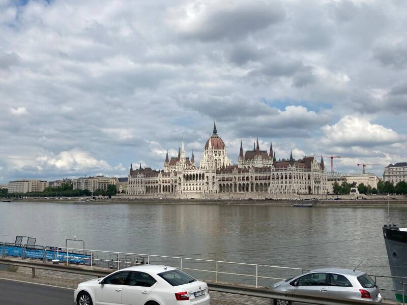 parlement-1-standard-xtvoqa.jpg