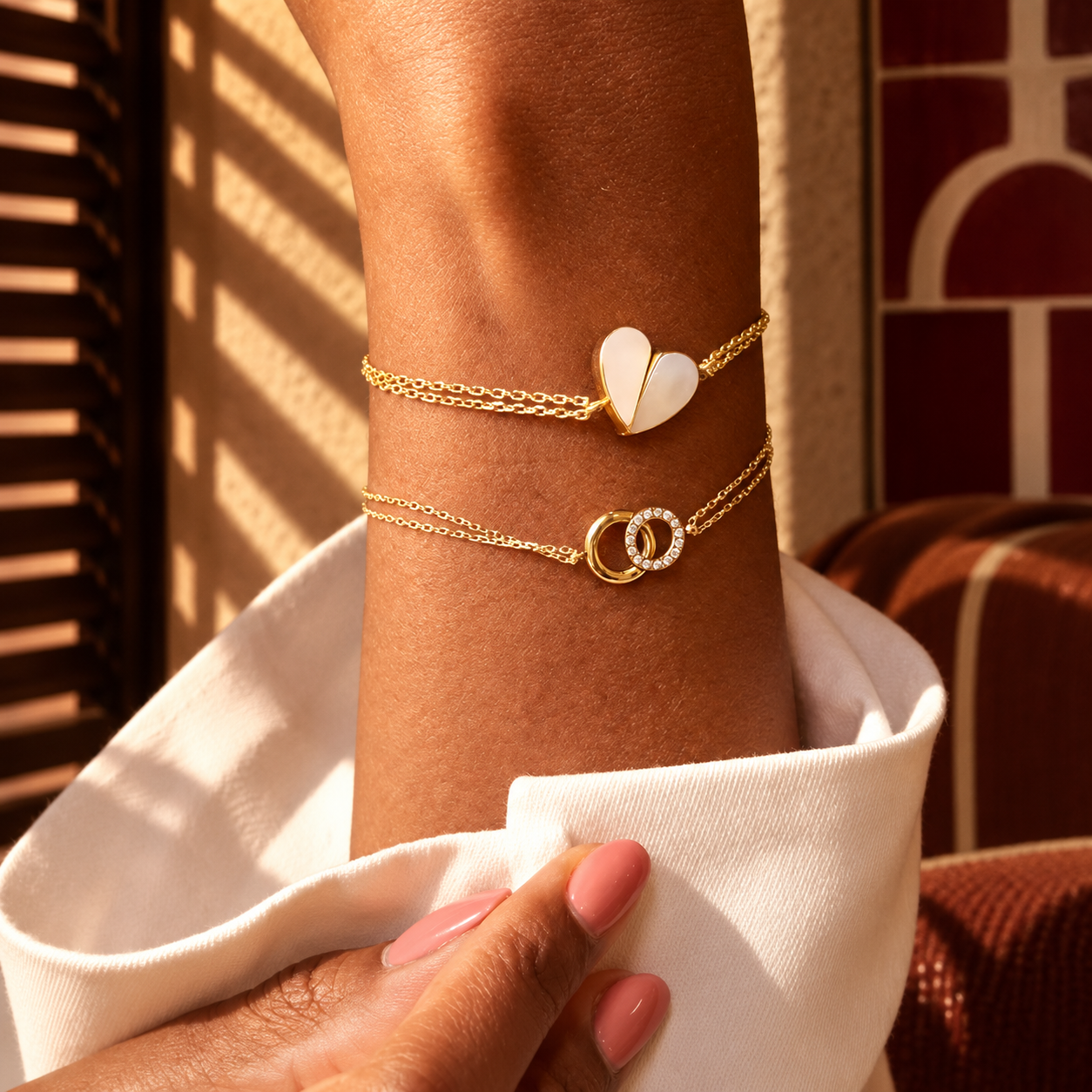 Vrouw toont fijne armbanden van ZAG BIJOUX - stainless steel sieraden