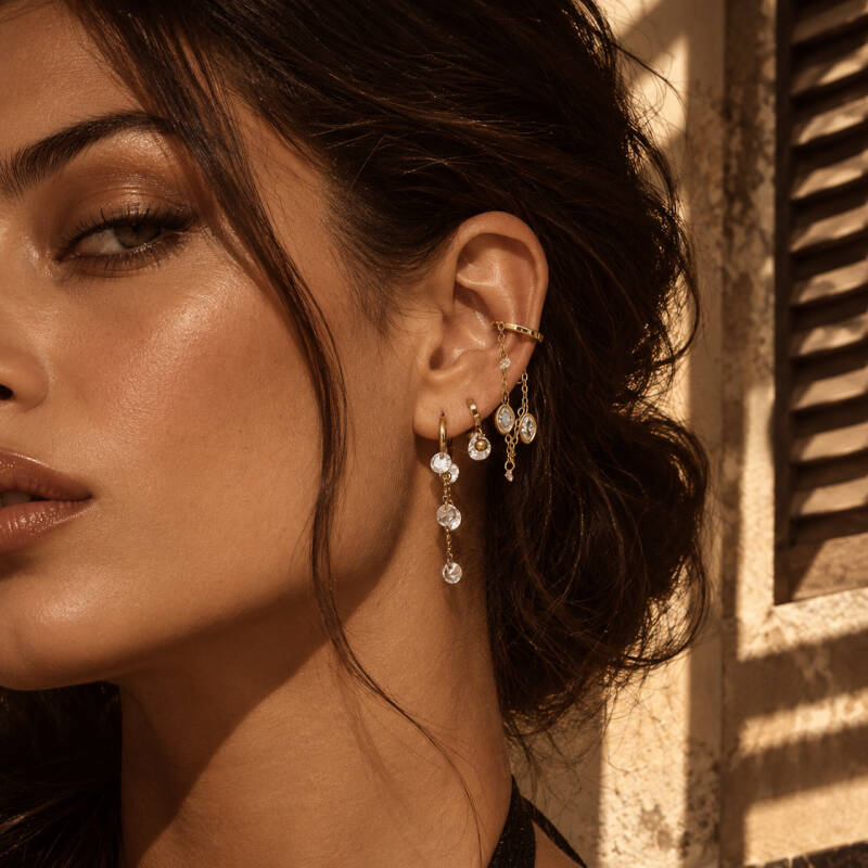 Donkerharige vrouw toont oorbellen van ZAG BIJOUX-stainless steel sieraden
