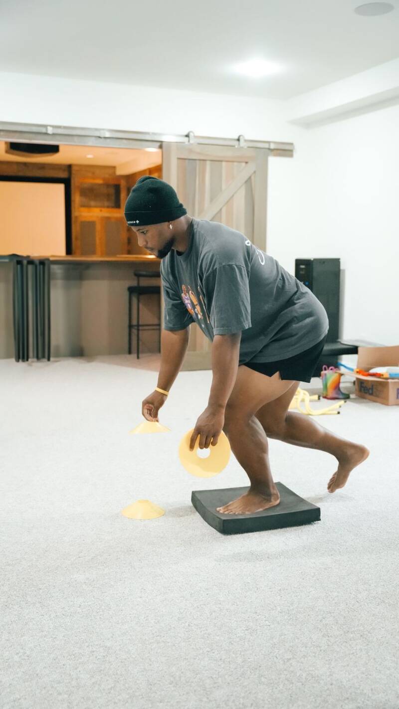 Saquon's athletic feet during barefoot workout.
