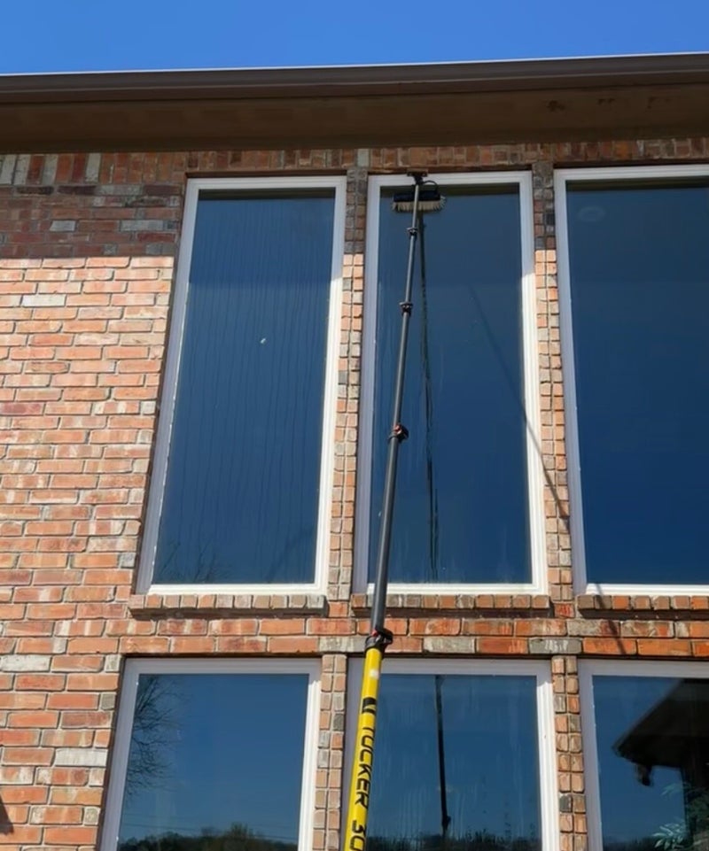 Specialized nylon water-fed brush cleaning high windows