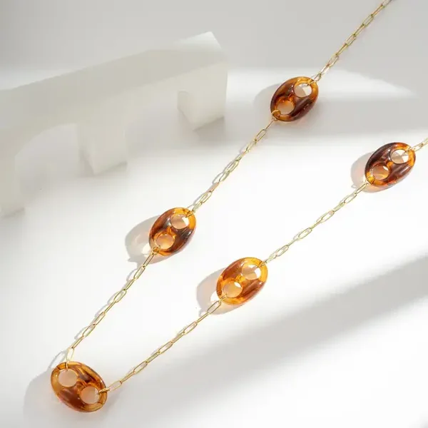 Gouden stalen ketting met opengewerkte schakels van hars