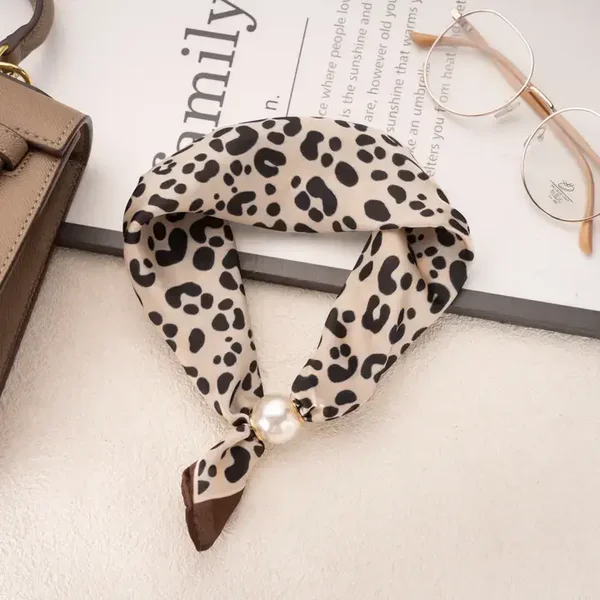 Polyester sjaal met magneet, luipaardprint beige/zwart met elegante parel