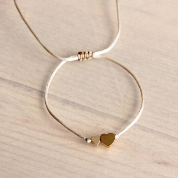 Armbandje met gouden hartjes