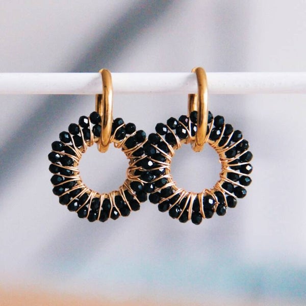 Oorring met facet hanger zwart/goud