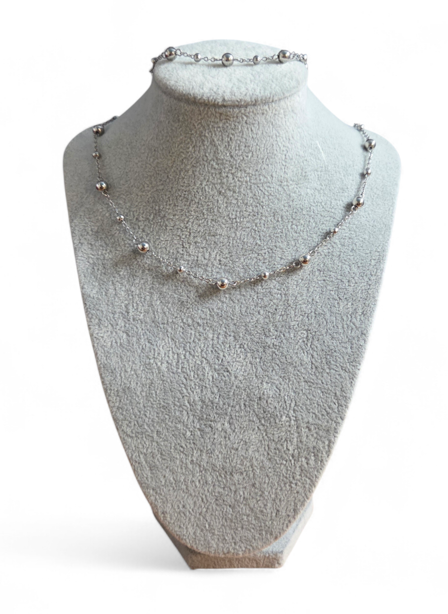 Ensemble collier et bracelet a perles grise