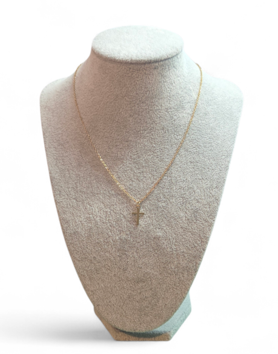 Collier en mailles doré avec une petite croix ✝️