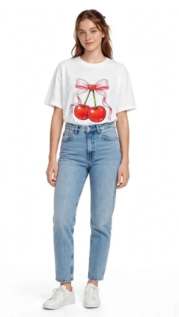 Personalisiertes T-Shirt „Kirschen & Schleife“ – Lässiges Statement-Shirt