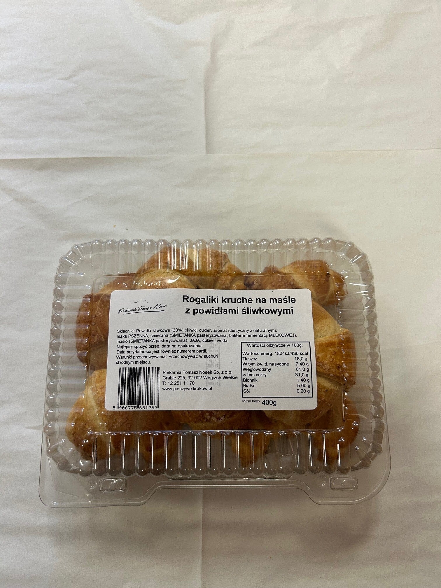 Tradycyjne kruche rogaliki na maśle z powidłami śliwkowymi