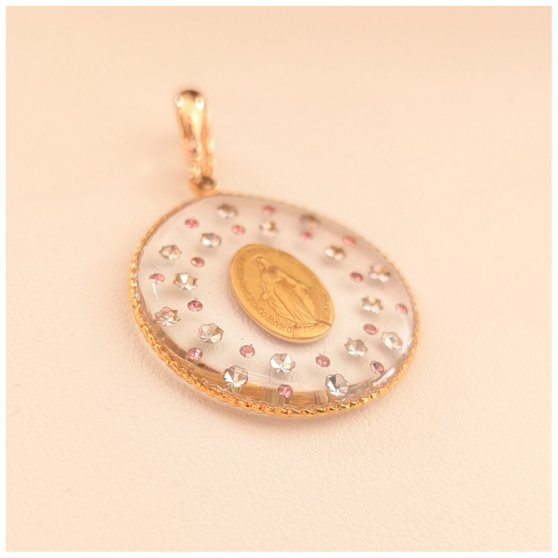 🔹"Notre-Dame de toutes Grâces" - 25 mm (Strass Cristal + rose pâle)