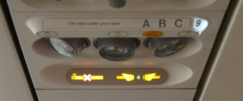 Lege stoelen in het vliegtuig