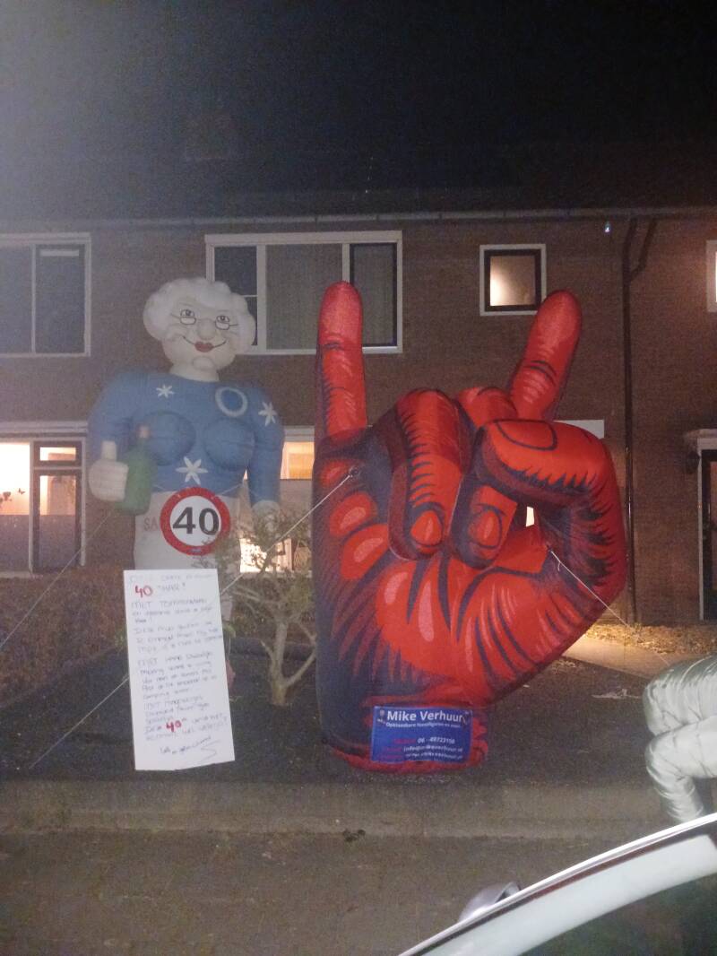 Sarah op wijnvat &amp; Metal hand