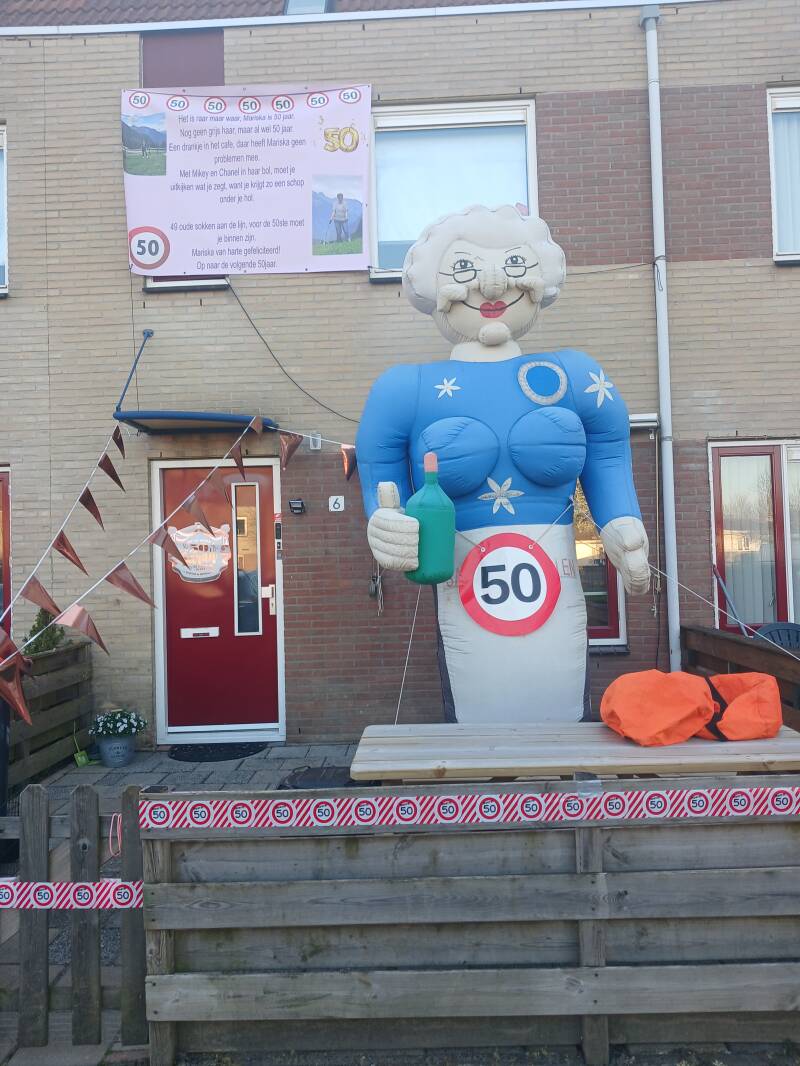 Sarah op wijnvat