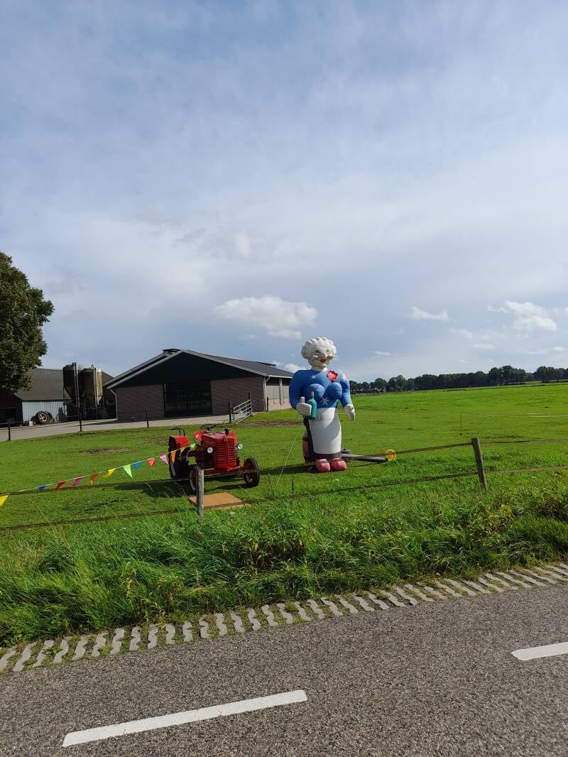 Sarah op wijnvat