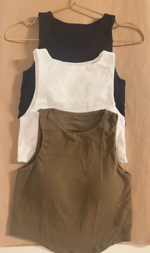 Korte top in drie kleuren, wit zwart en bruin