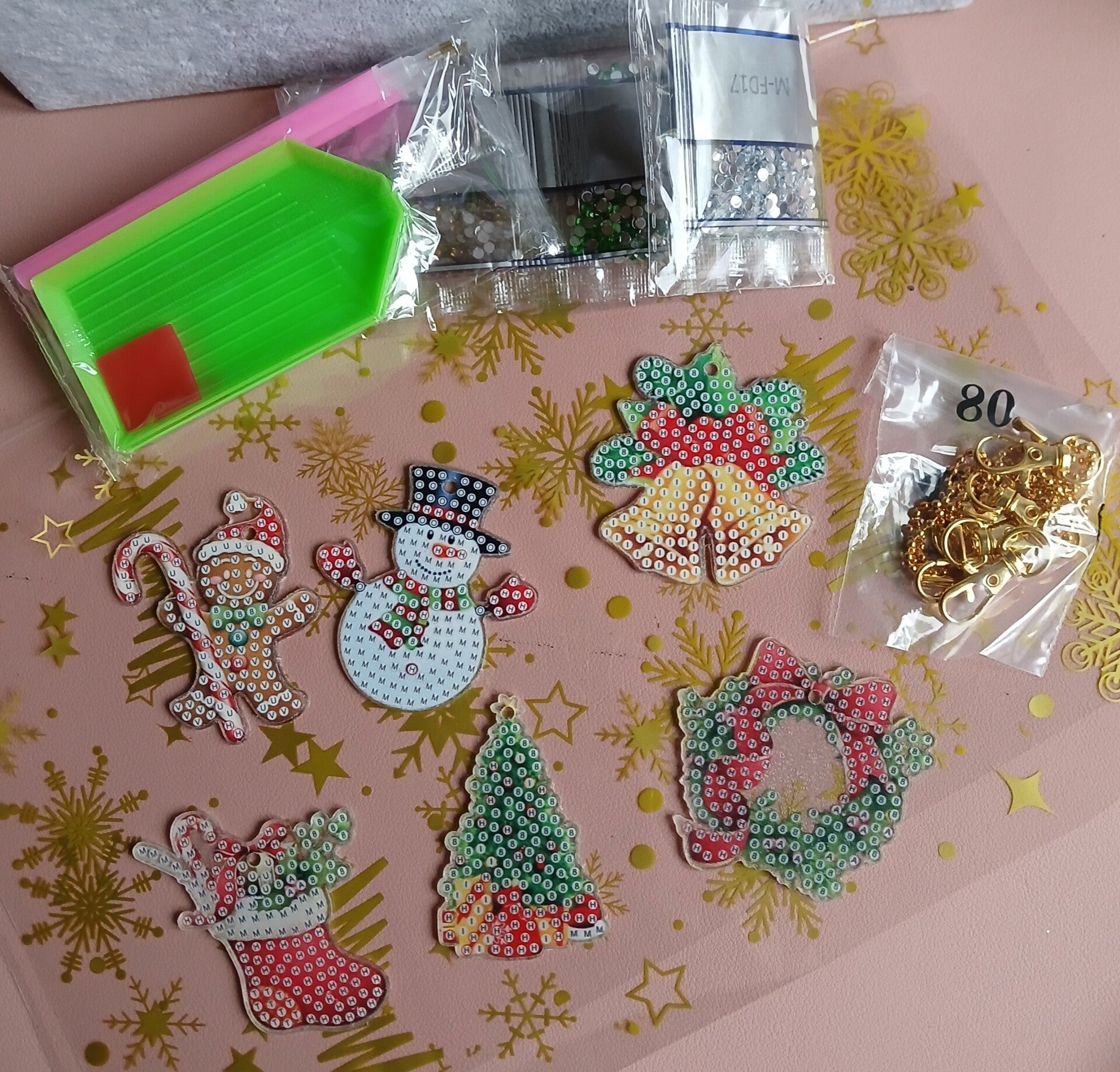 "Kerstfiguurtjes in Fonkelvorm – Diamond Pendant Set"