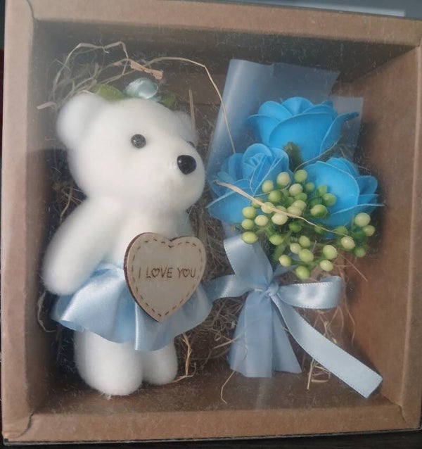 Beertje met zeepboeketje blauw