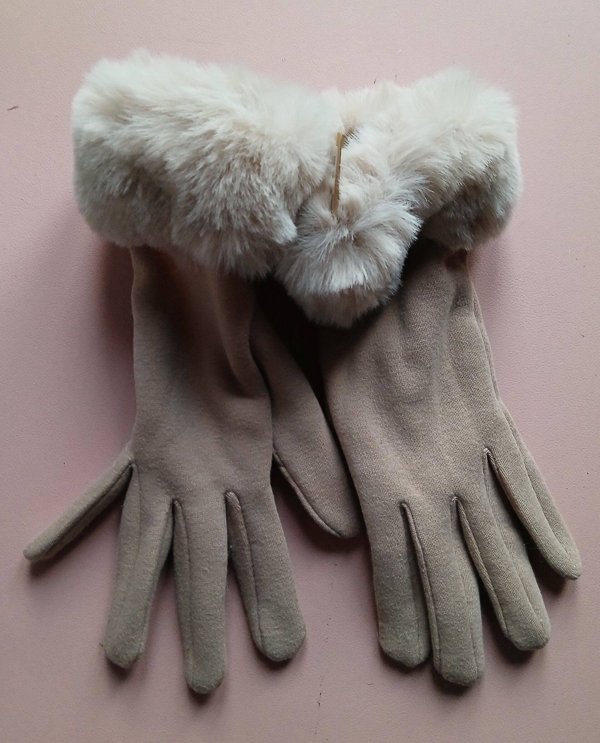 Beige Winterhandschoenen met Crèmekleurige Faux Fur Boord – Cozy Chic