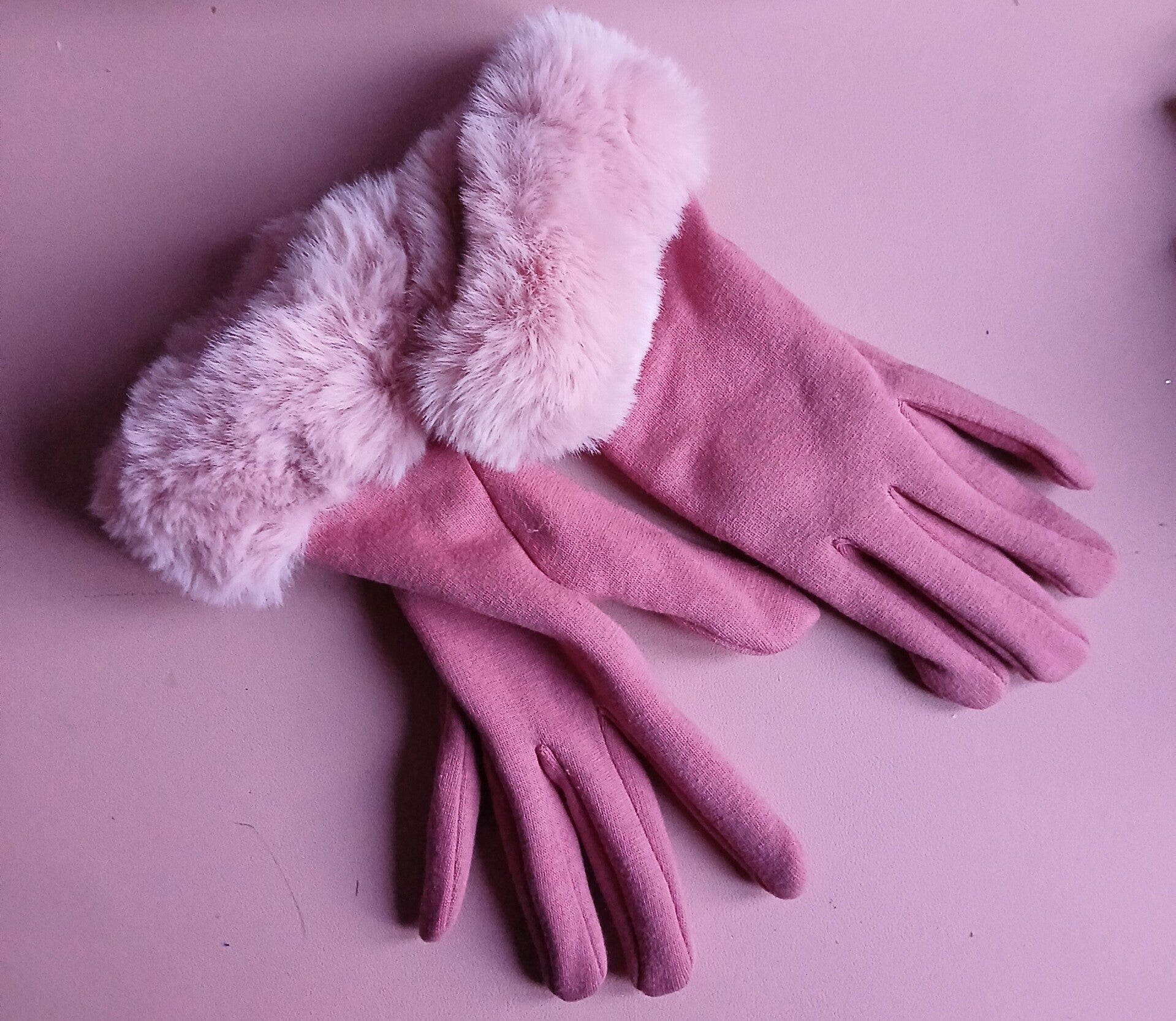 Roze Winterhandschoenen met Fluffy Boord – Soft Pink Elegance
