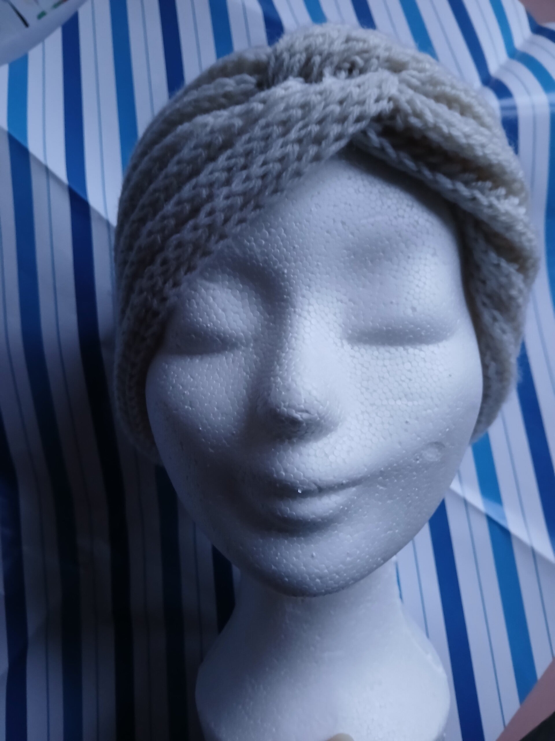 Lichtgrijze Gebreide Hoofdband – Frosted Elegance