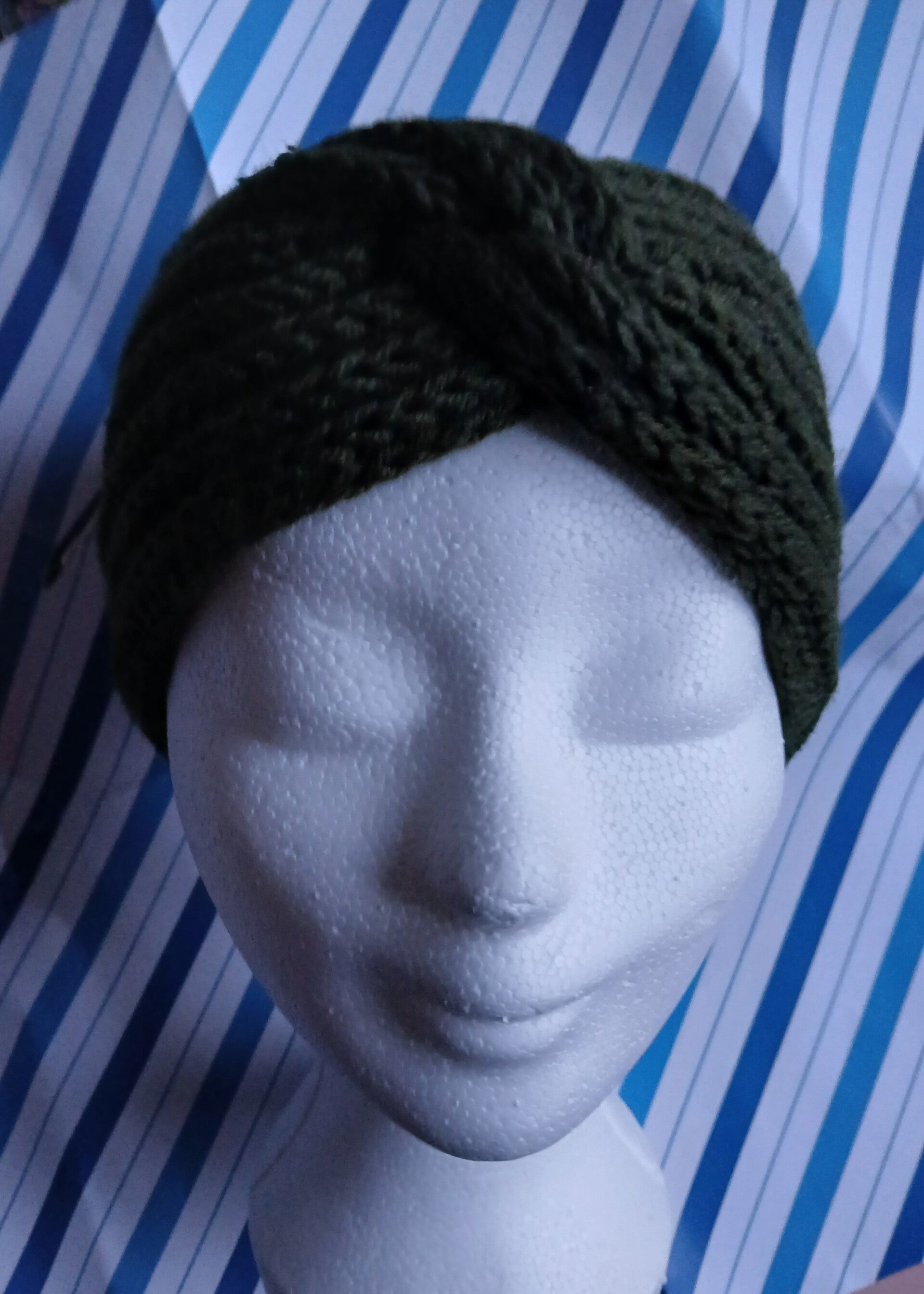 Donkergroene Gebreide Hoofdband met Twist – Forest Calm