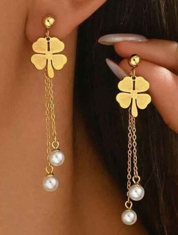 RVS goudkleurige klavertje vier oorbellen met parelkwastje