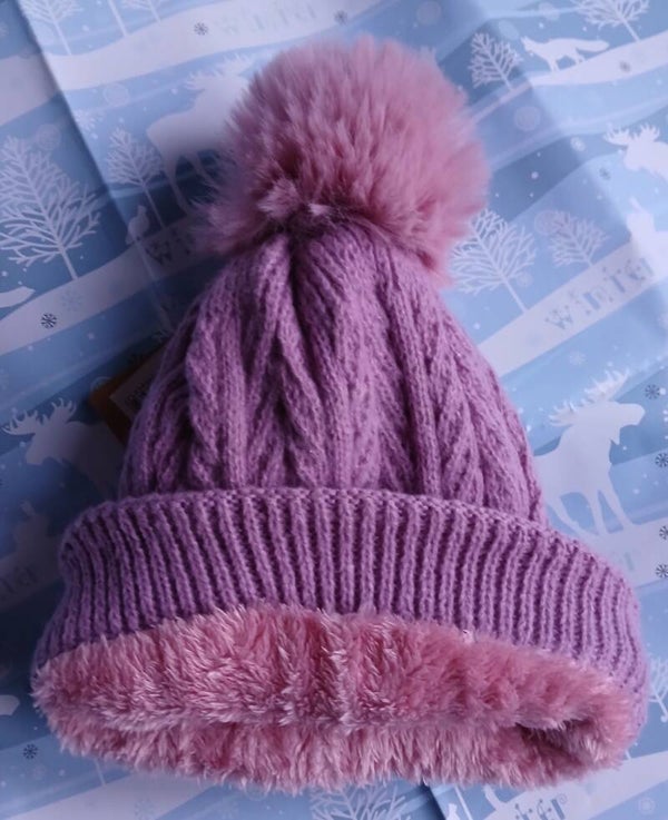 Paarse Gebreide Muts met Roze Faux Fur Pompon – Winter Joy