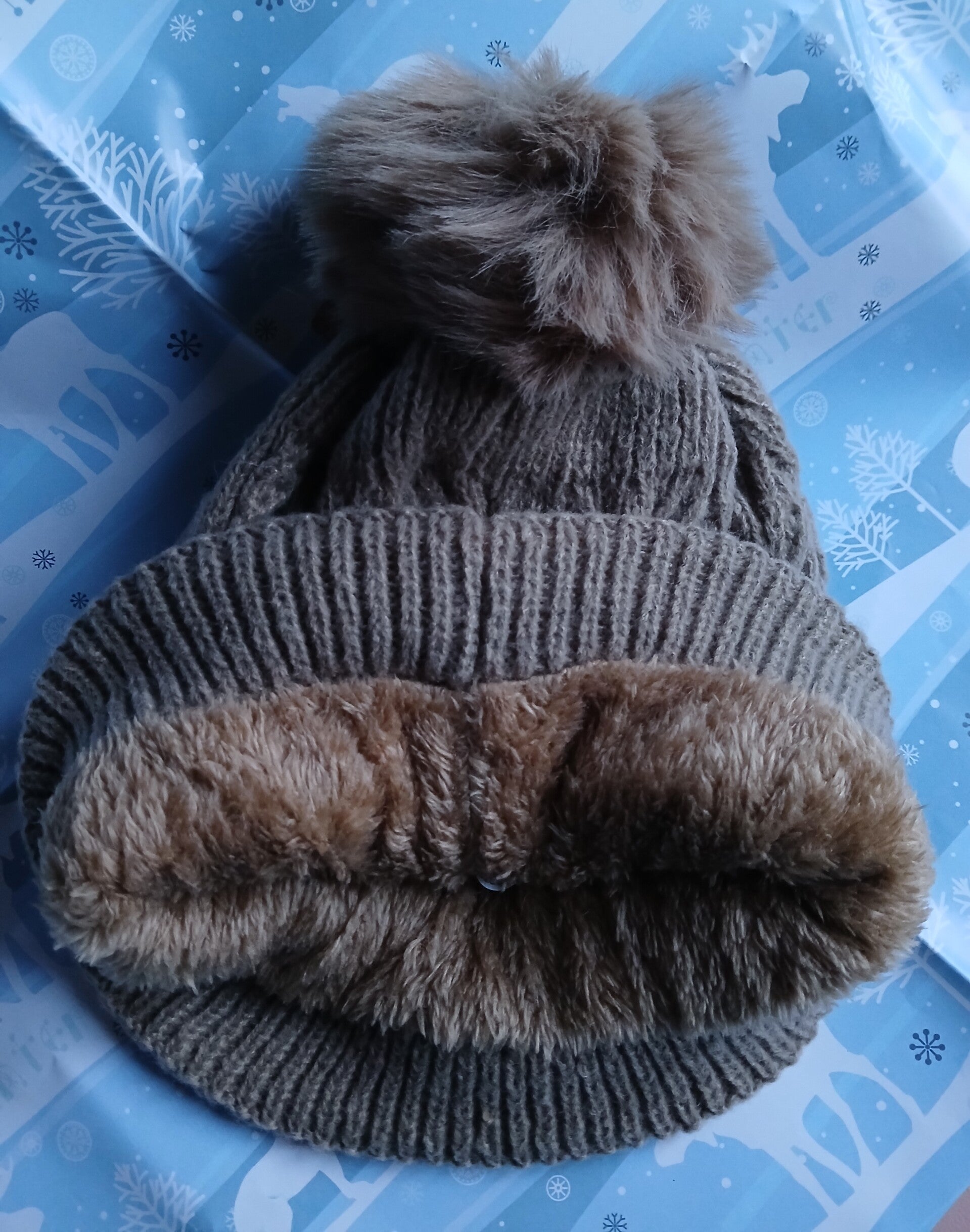 Gebreide Wintermuts met Faux Fur Voering & Pompon – Classic Frost