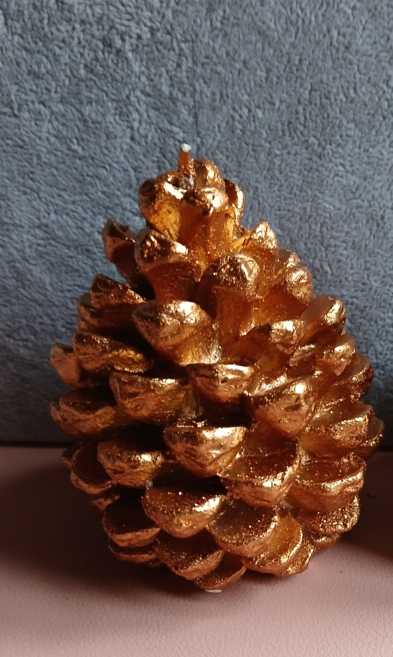 Goudkleurige dennenappelkaars