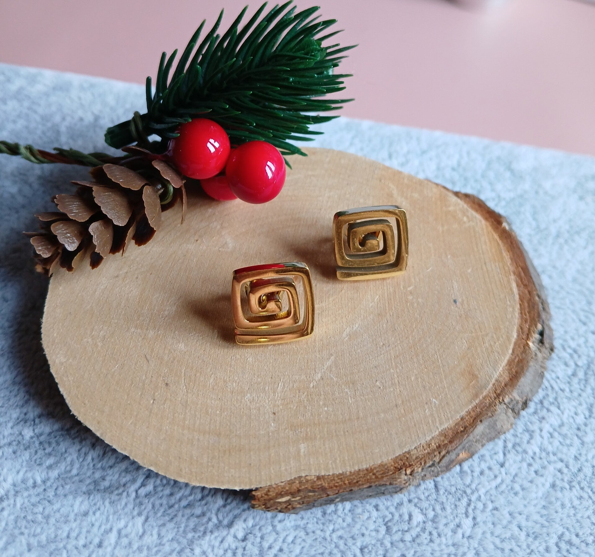 Goudkleurige Vierkante Oorbellen met Spiraaldesign