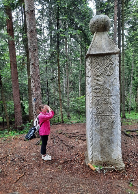 Hier sta ik bij een obelisk in Bosnië waar ik in verbinding ben met de energie van de Lemurianen