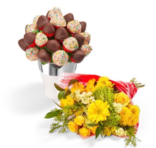 Rosas amarillas y fresas con chocolates
