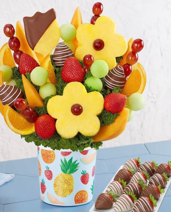 Rosas y fresas con chocolates