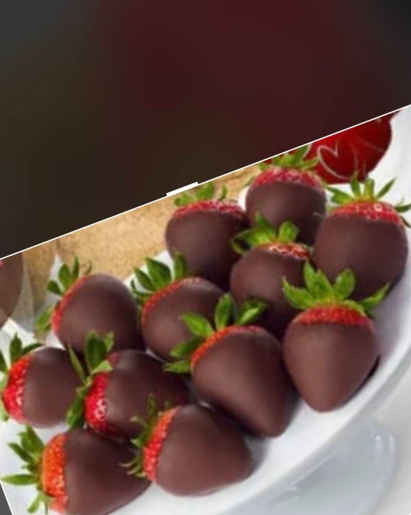 Fresas con chocolates y flores