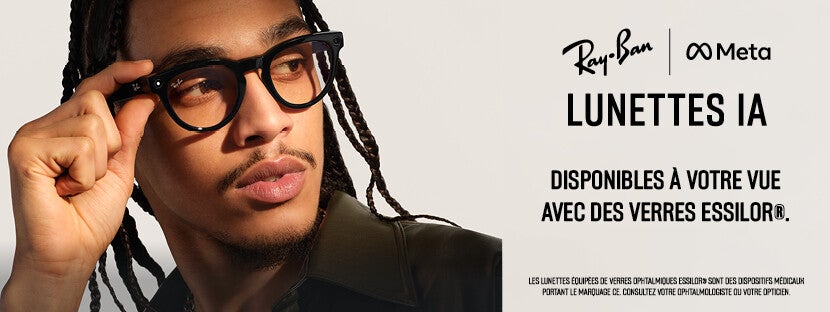 Publicité de Moderne Optique et essilor montrant une femme essayant des lunettes sous les conseils d'un opticien, devant un présentoir en bois rempli de montures. Le slogan 'Exigez le meilleur pour votre vue' est inscrit en bas. Les logos de Moderne Optiq