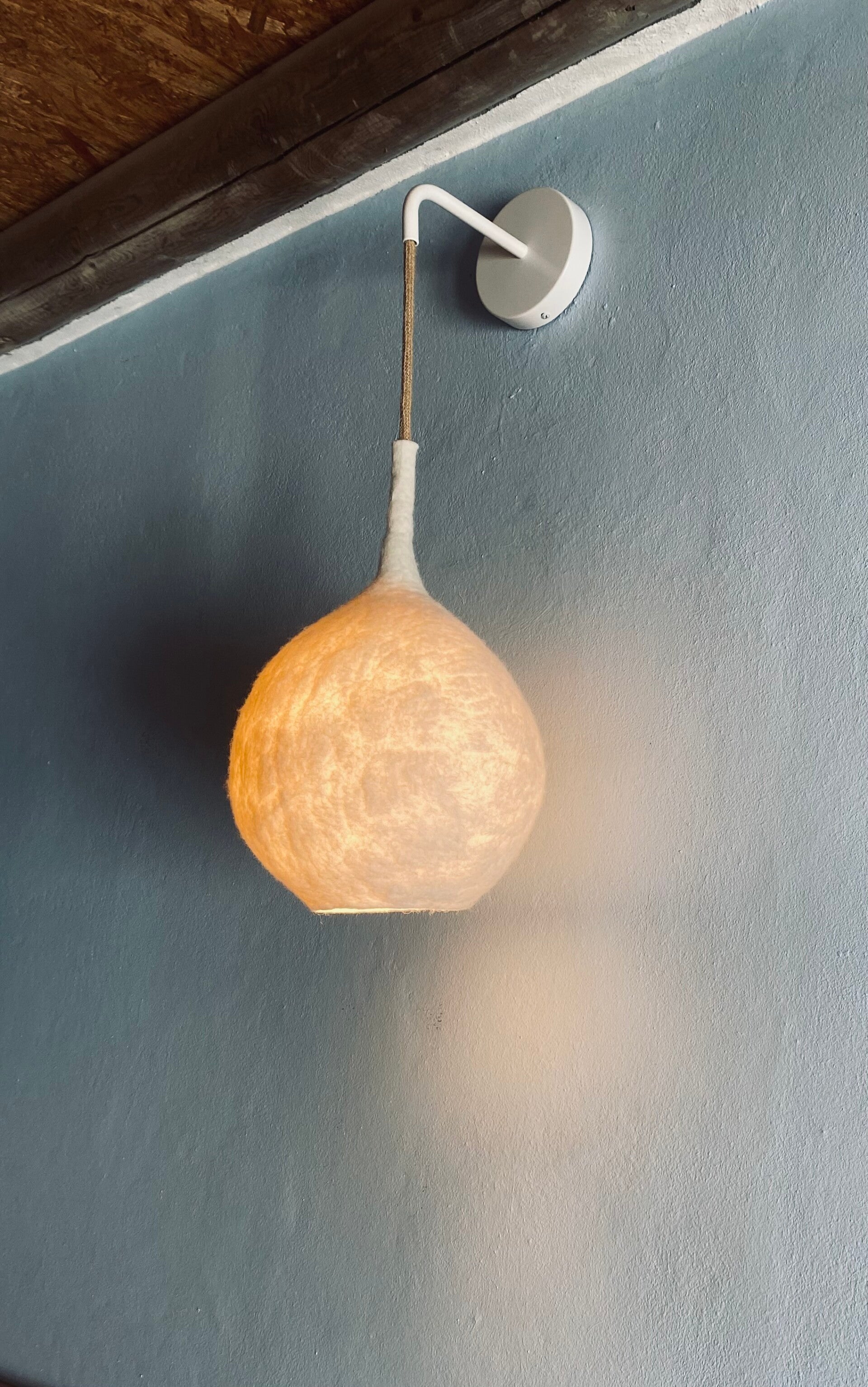 Wandsteun & rozet – wit metaal