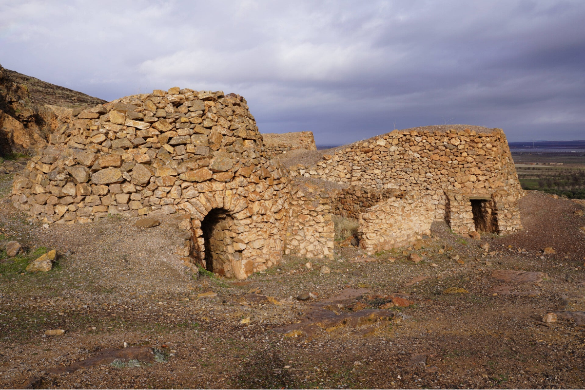 Casas cueva abandonadas con fachada de piedra en España para análisis de viabilidad técnica y rehabilitación rural.