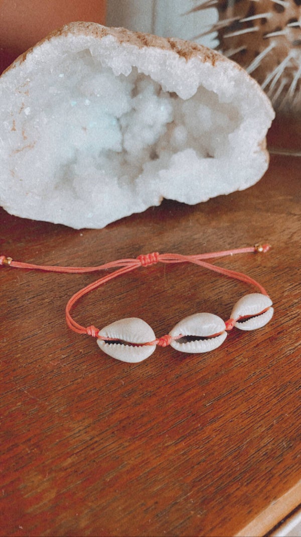 Macramé Kauri Shell Bracelet