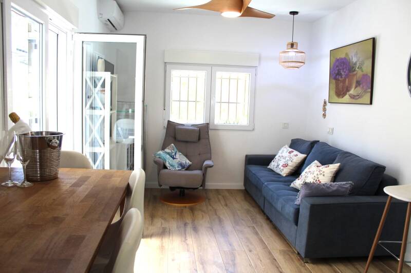 Wohnzimmer mit Tür zur Terrasse 